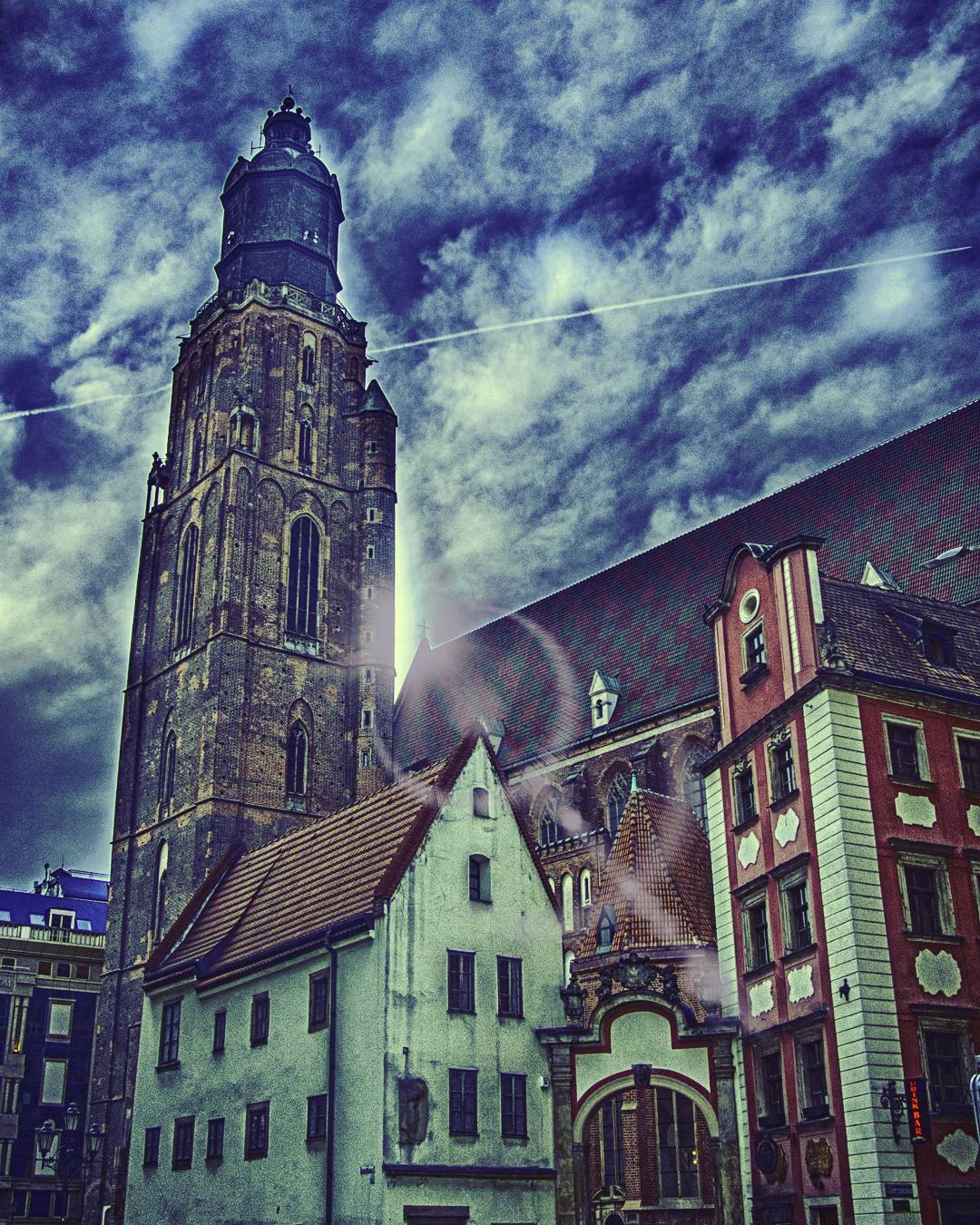 #wroclaw #wroclove #rynekwroclaw #kościół #Jaś #Małgosia #kosciol #niebo#sky #church #restaurant #sunset #clouds #flare