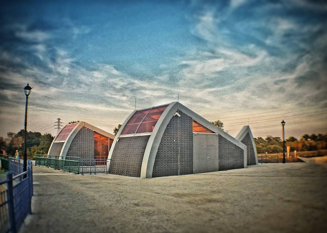 Wejście do bunkra? Czy elektrownia atomowa? 😀
#wroclaw #wrocławmojemiasto #kochamwroclaw #polska #odra #rzekaodra #mostywarszawskie #walynadodra #spacer #tajemnica #polska #poland #river #mistic